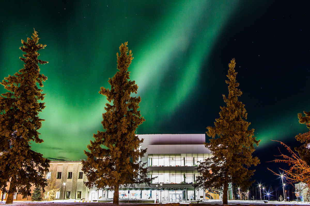 The aurora creates a dynamic display behind the ӰɴýF Murie Building on upper campus.